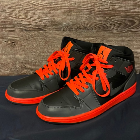 Jordan 1 Retro Mid_Black infrared-Sz-9.5-Released 2014 - Picture 5 of 11
